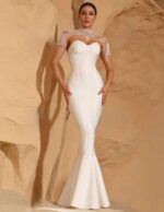 Robe longue avec collier de perles