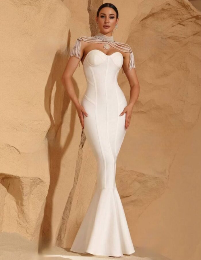 Robe longue avec collier de perles – Image 1